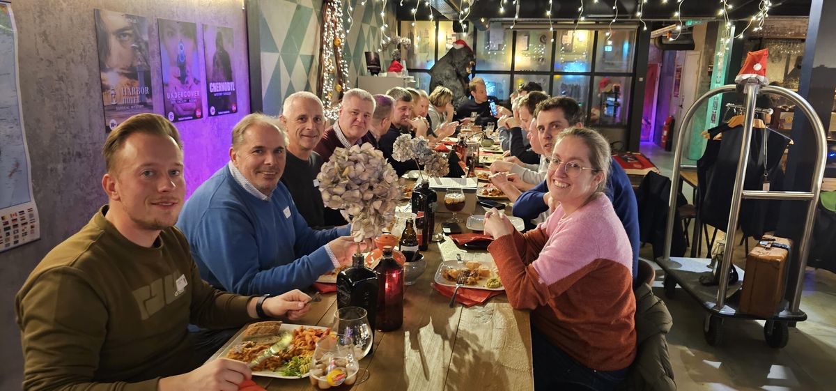 Een groep in de lounge bar van TheStart