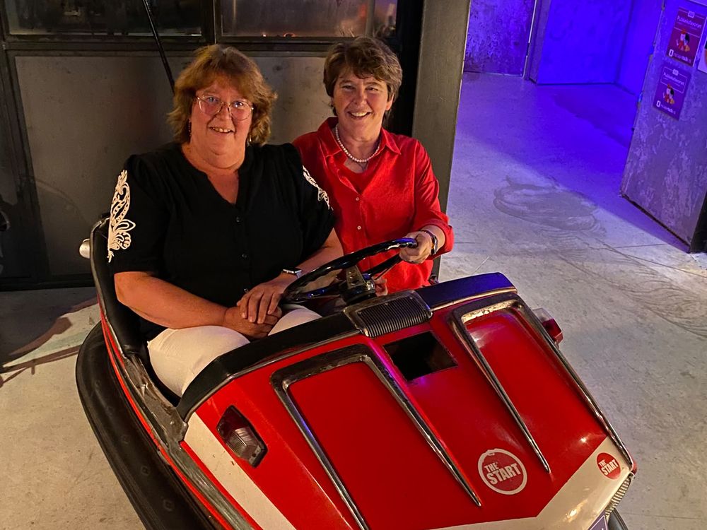 Twee spelers in de botsauto in de lounge