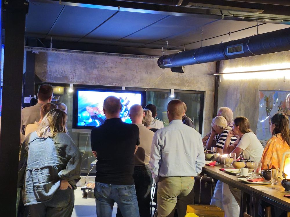 Een groep in de loungebar