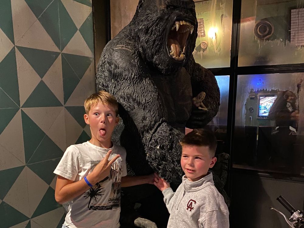 Kinderen bij King Kong in de lounge