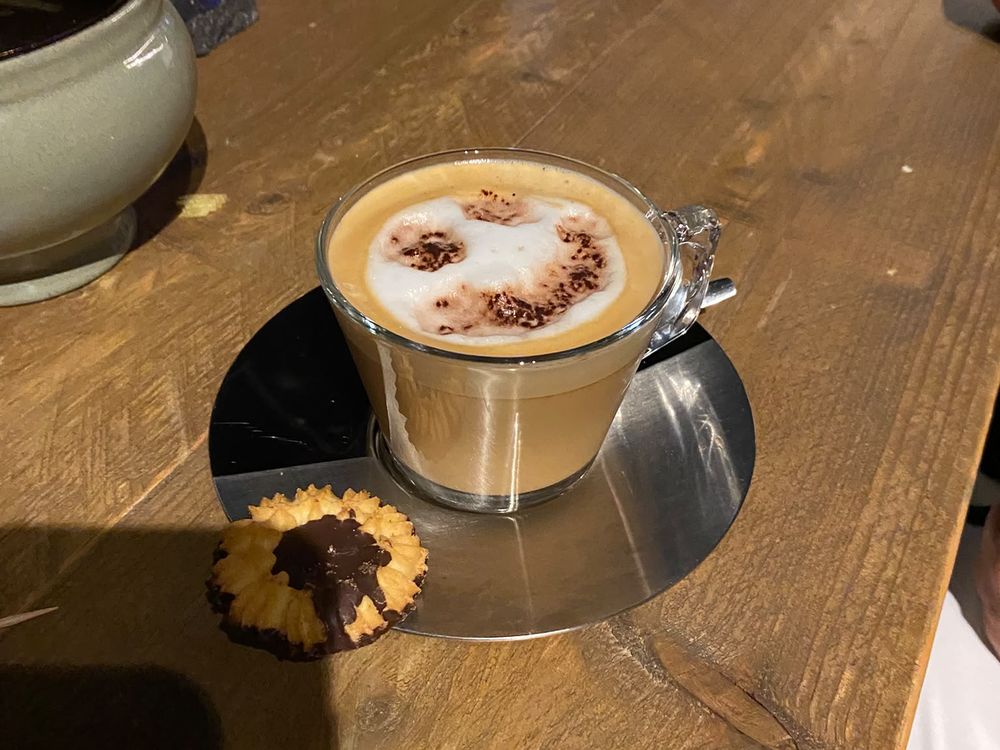 Koffie met een koekje in de loungebar