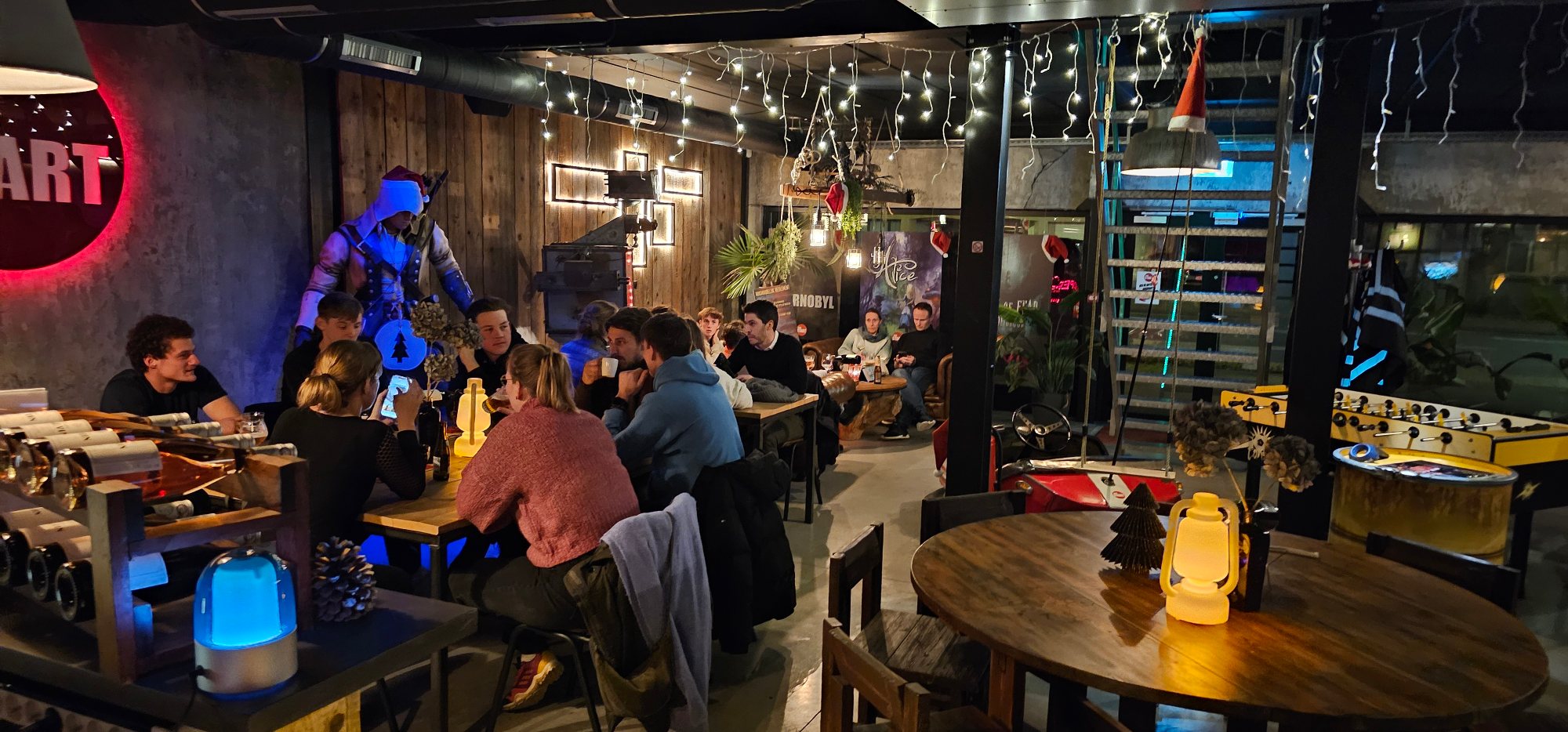 Gasten in de loungebar van TheStart